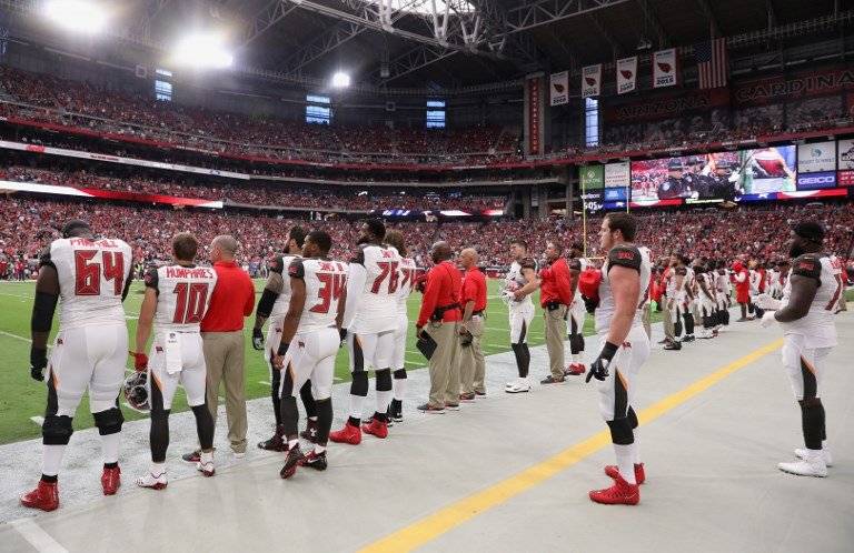 Jugadores de la NFL protestan contra el Himno Nacional