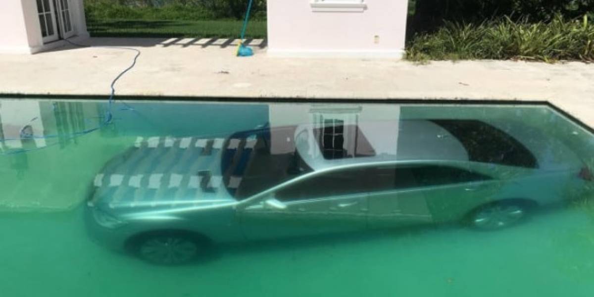 Foto carro en el fondo de piscina