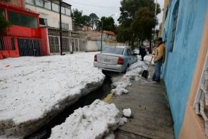 FOTOS: Granizada deja capa de 20 centímetros de hielo en calles de Toluca