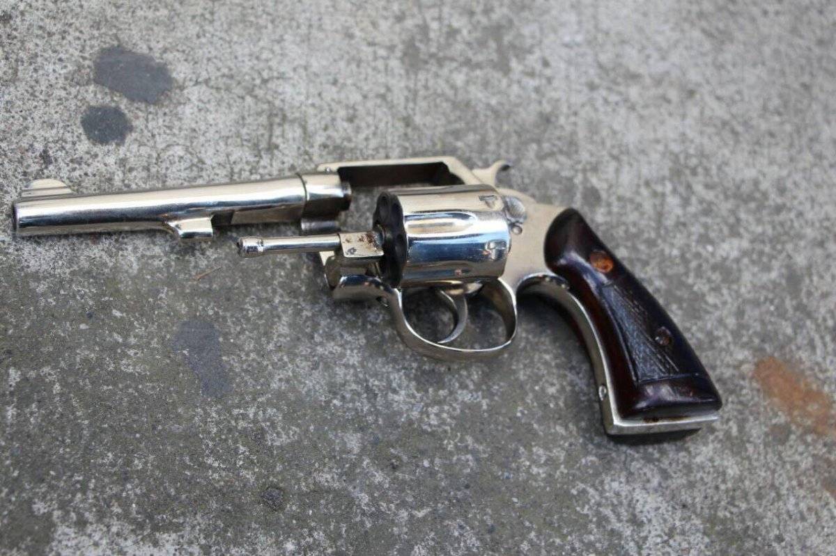 Revolver que encontraron en el vehículo robado