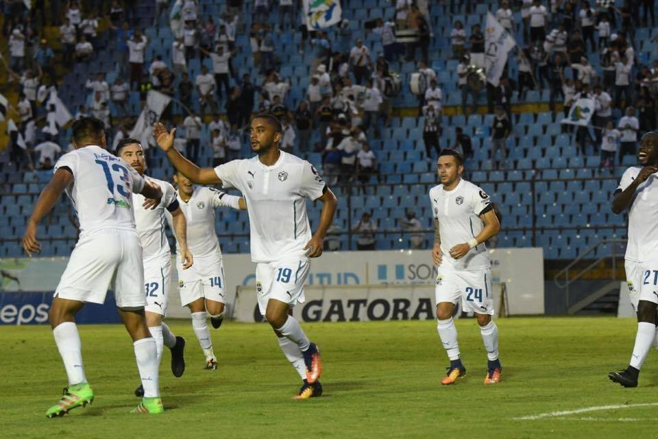 Manfred Russell festeja su gol