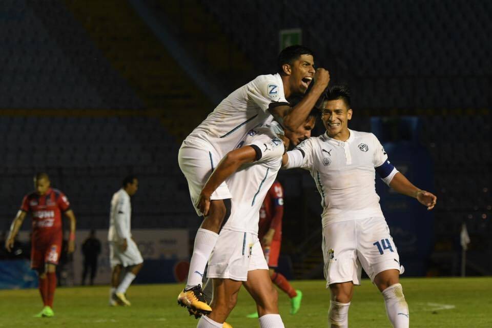 Néstor Monge festeja a lo grande