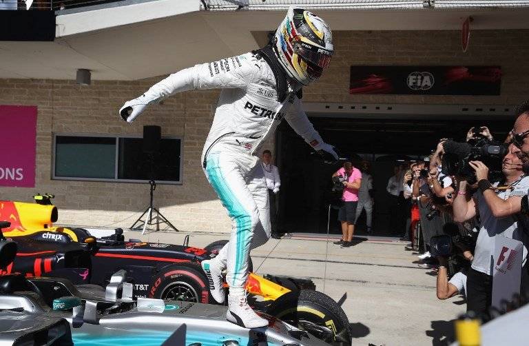 Lewis Hamilton no se cansa de celebrar / imagen: AFP