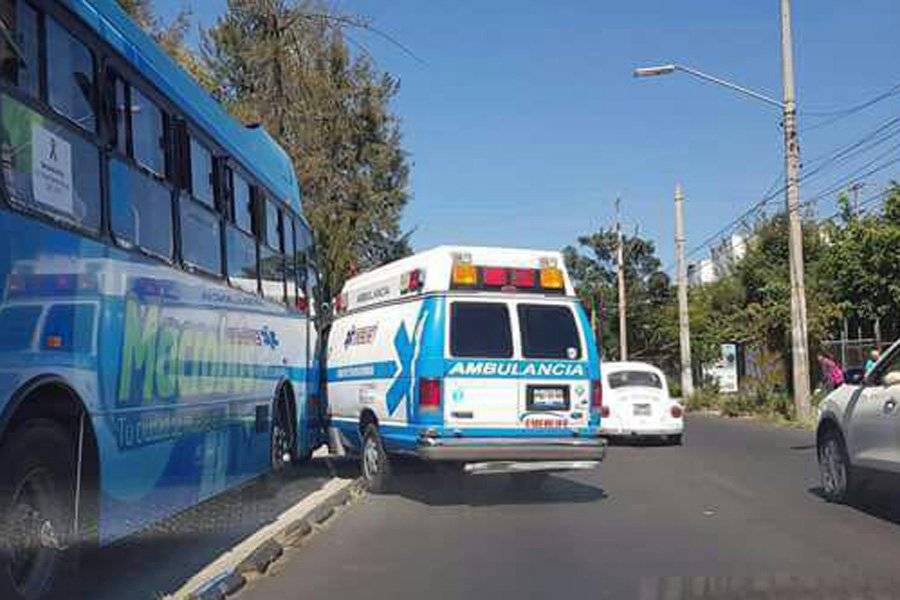Choca Macrobús contra ambulancia, dos heridos