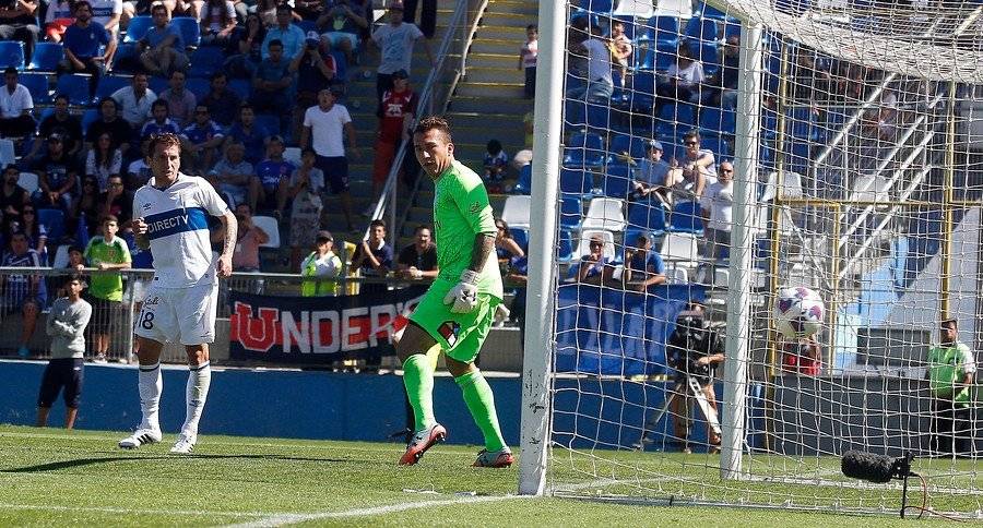 Fabián Cerda sufriendo un gol de tiro libre de Gustavo Canales en la caída 4-2 de la UC ante la U en San Carlos (05/04/15) / Foto: Agencia UNO