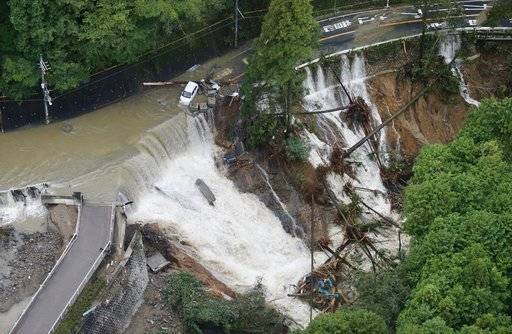 Azote del tifón Lan en Japón
