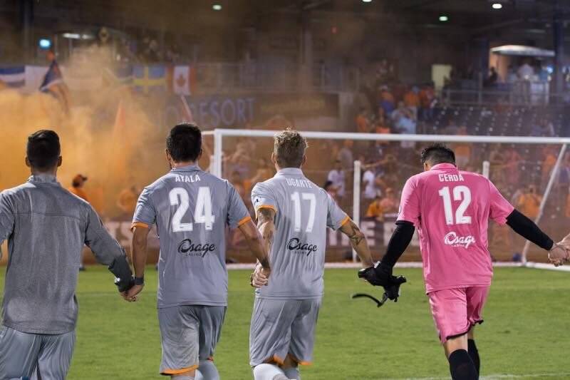 Fabián Cerda junto a sus compañeros saludando a la barra del Tulsa / Foto: Gentileza