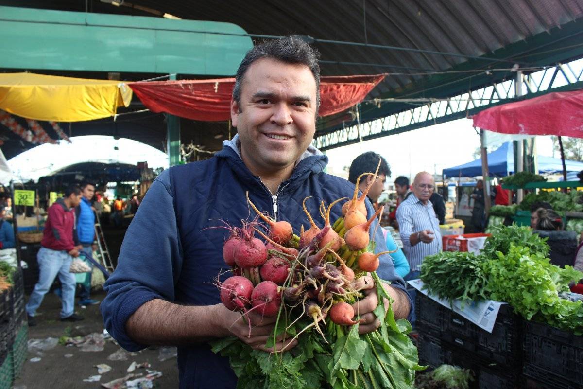 Alex Fuentes en el sector de hortalizas de la Central de Abasto