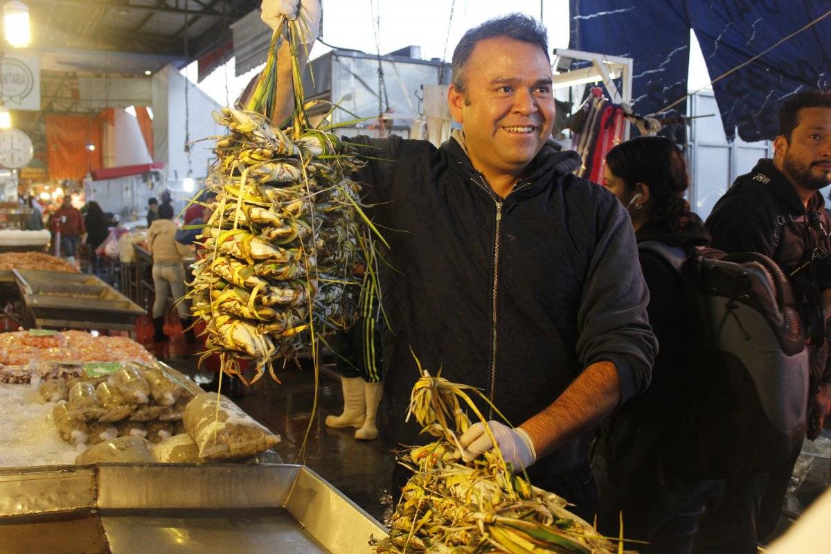 El chef Alex Fuentes sostiene 10 kilos de jaiba