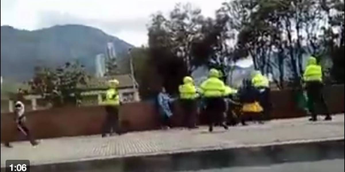 Policías dan brutal paliza a un grupo de indígenas en Bogotá