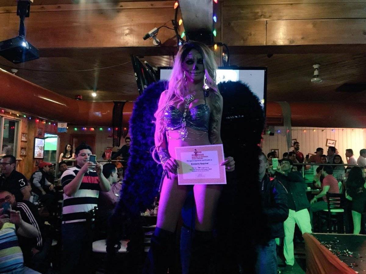 Concurso de disfraces en Hooters.
