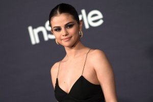 Selena Gomez enciende a los fans con sus fotos en bikini y sin retoques
