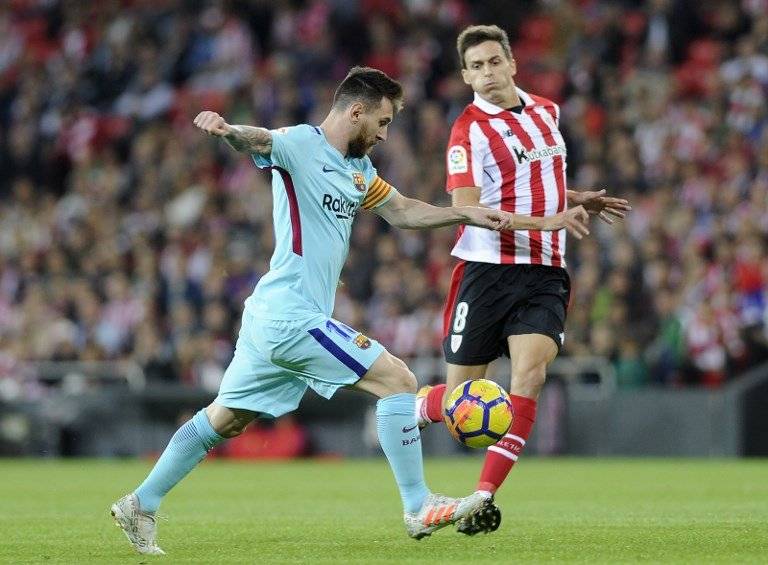 Messi realiza un disparo a la portería del Athletic