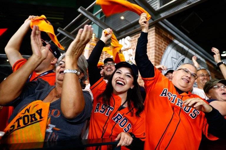 La afición de los Astros celebra