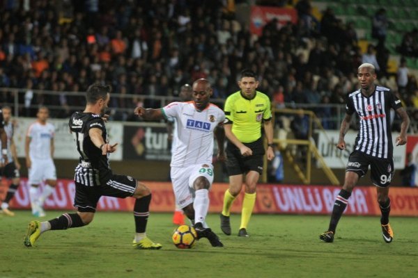 Entrenador del Besiktas reveló el motivo de su enojo con Gary Medel