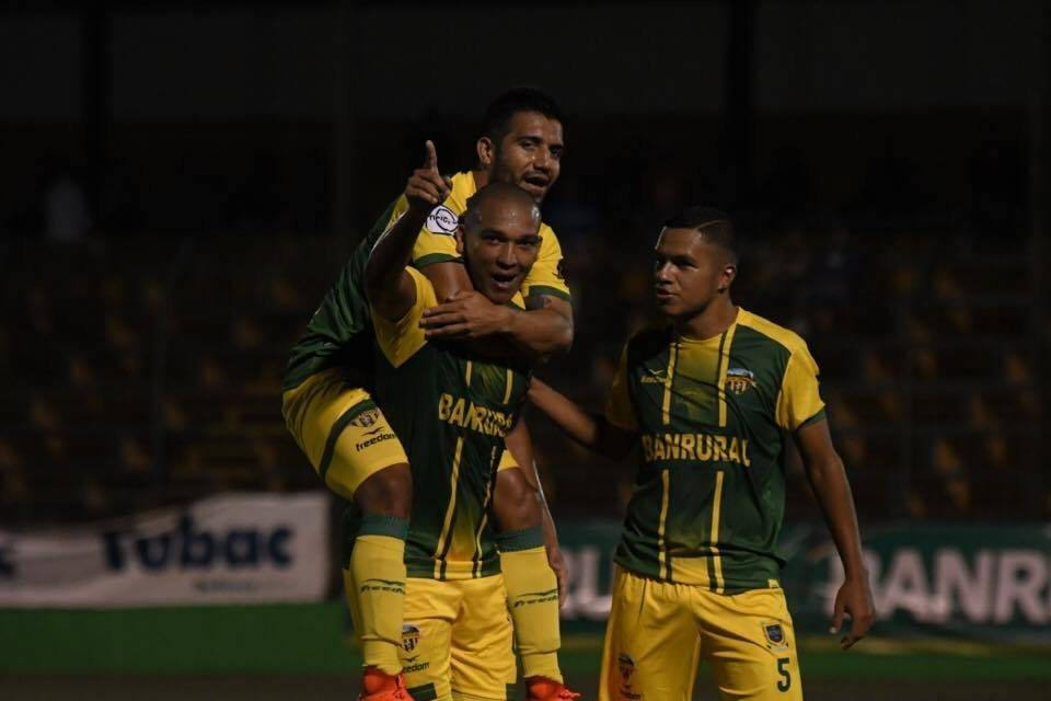 Juliano Rangel festeja un gol