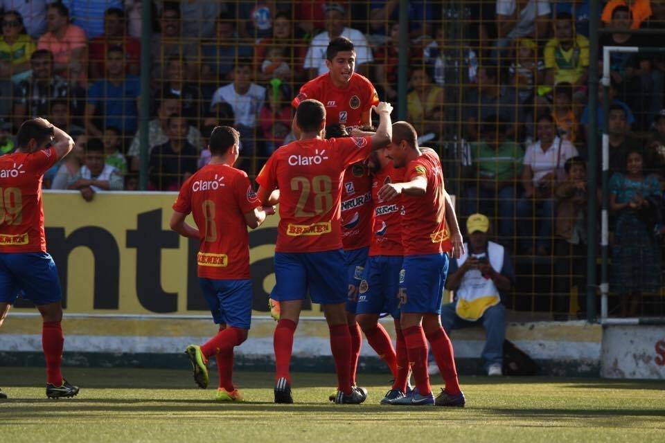 Jugadores rojos celebran en Petapa
