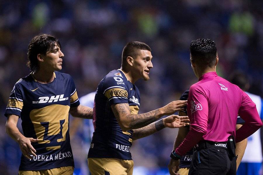 Castillo reclamando ante el juez Escobedo tras ser expulsado en el duelo entre Pumas y Puebla / Foto: Photosport
