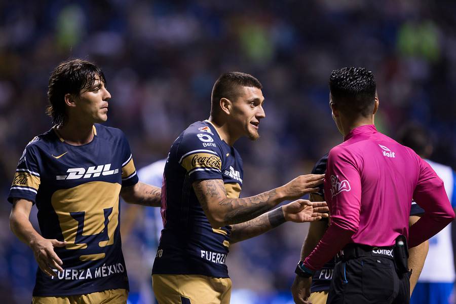 Castillo reclamando ante el juez Escobedo tras ser expulsado en el duelo entre Pumas y Puebla / Foto: Photosport