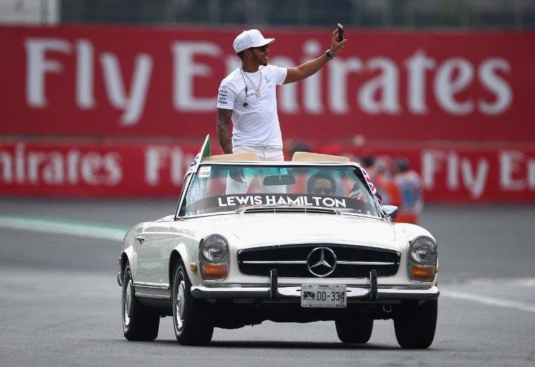 Lewis Hamilton festejó en México