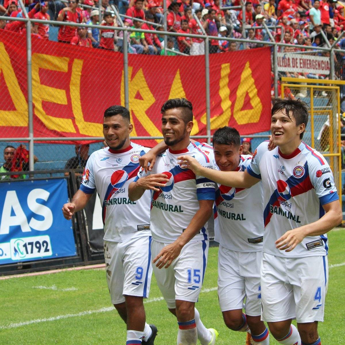 César Morales celebra un gol ante Municipal