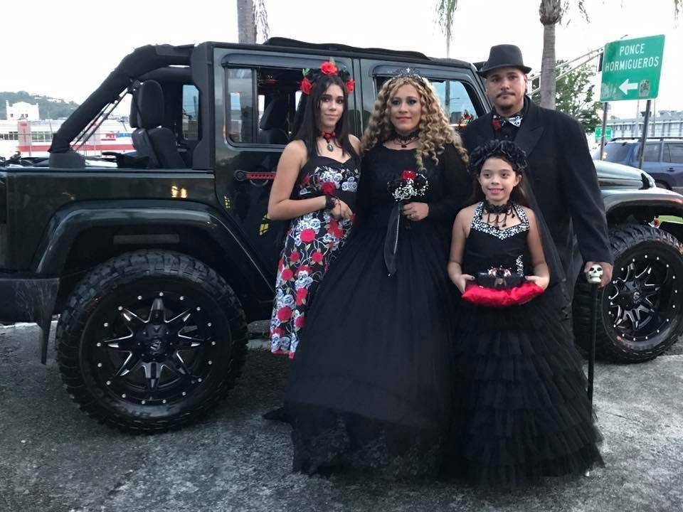 Se casan frente a cementerio en Puerto Rico