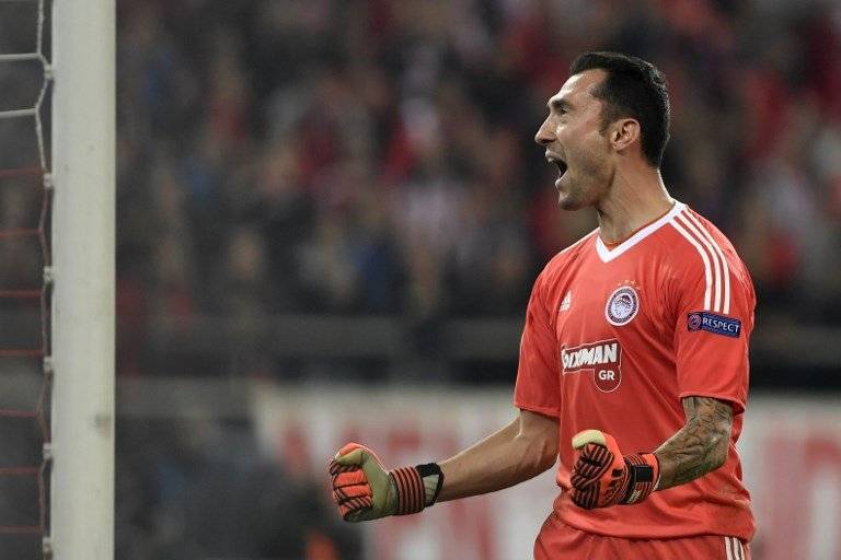 El arquero de Olympiakos se lució / imagen: AFP