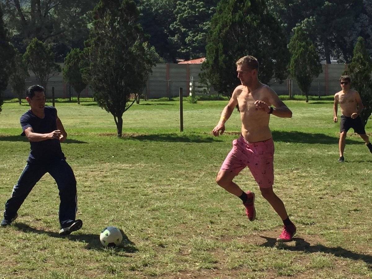 Los holandeses jugando futbol en Tecpán
