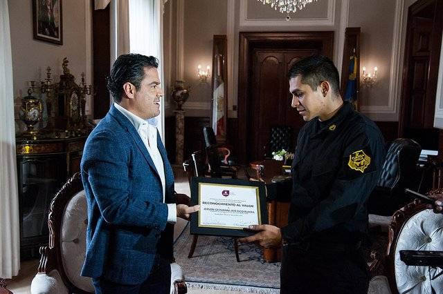 Reconocen a policía que salvó a un niño en Guadalajara