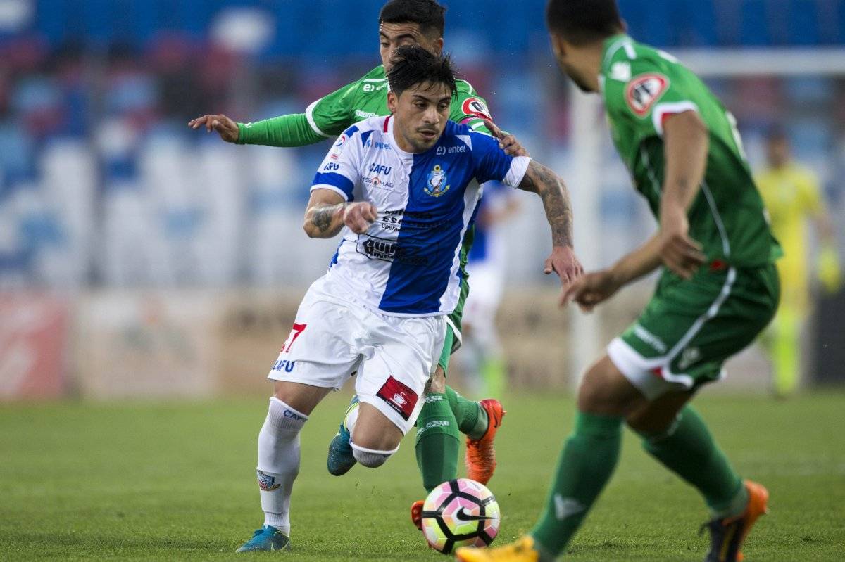 Bryan Carvallo llegó desde Colo Colo para manejar el mediocampo puma / Photosport