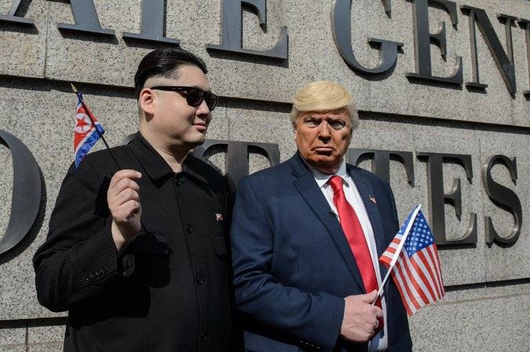 Actores personificados como Kim Jong-un y Donald Trump
