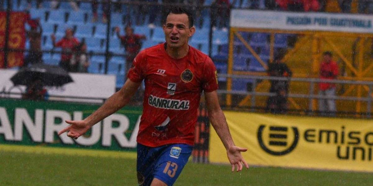 Marco Pappa celebra un gol con Municipal