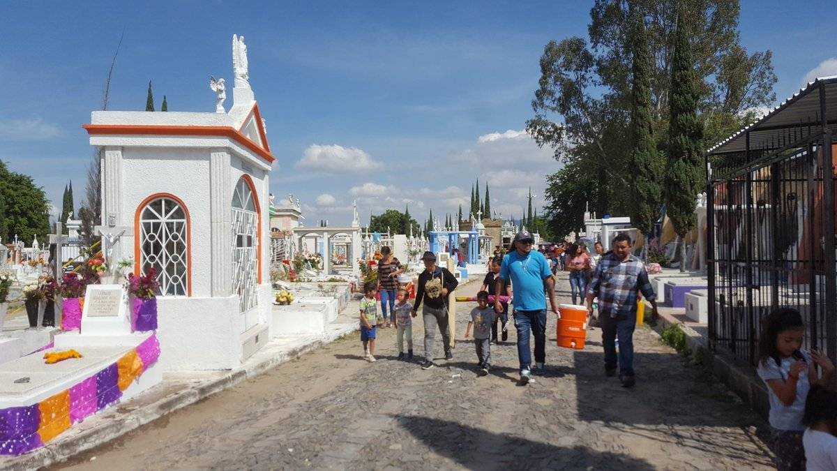 Tapatíos atiborran los panteones metropolitanos