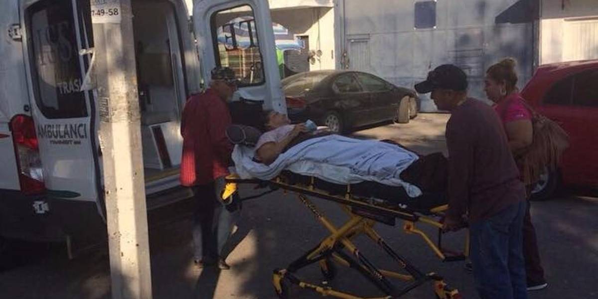 Maestra acude en camilla a cobrar porque no creyeron en su incapacidad