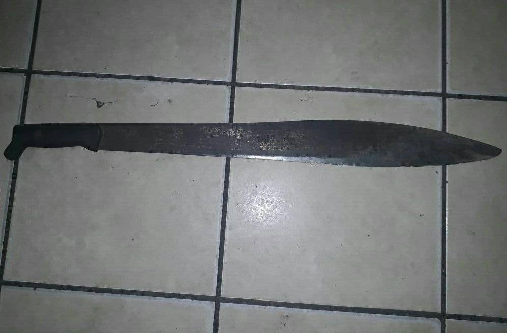 Huía con machete en mano