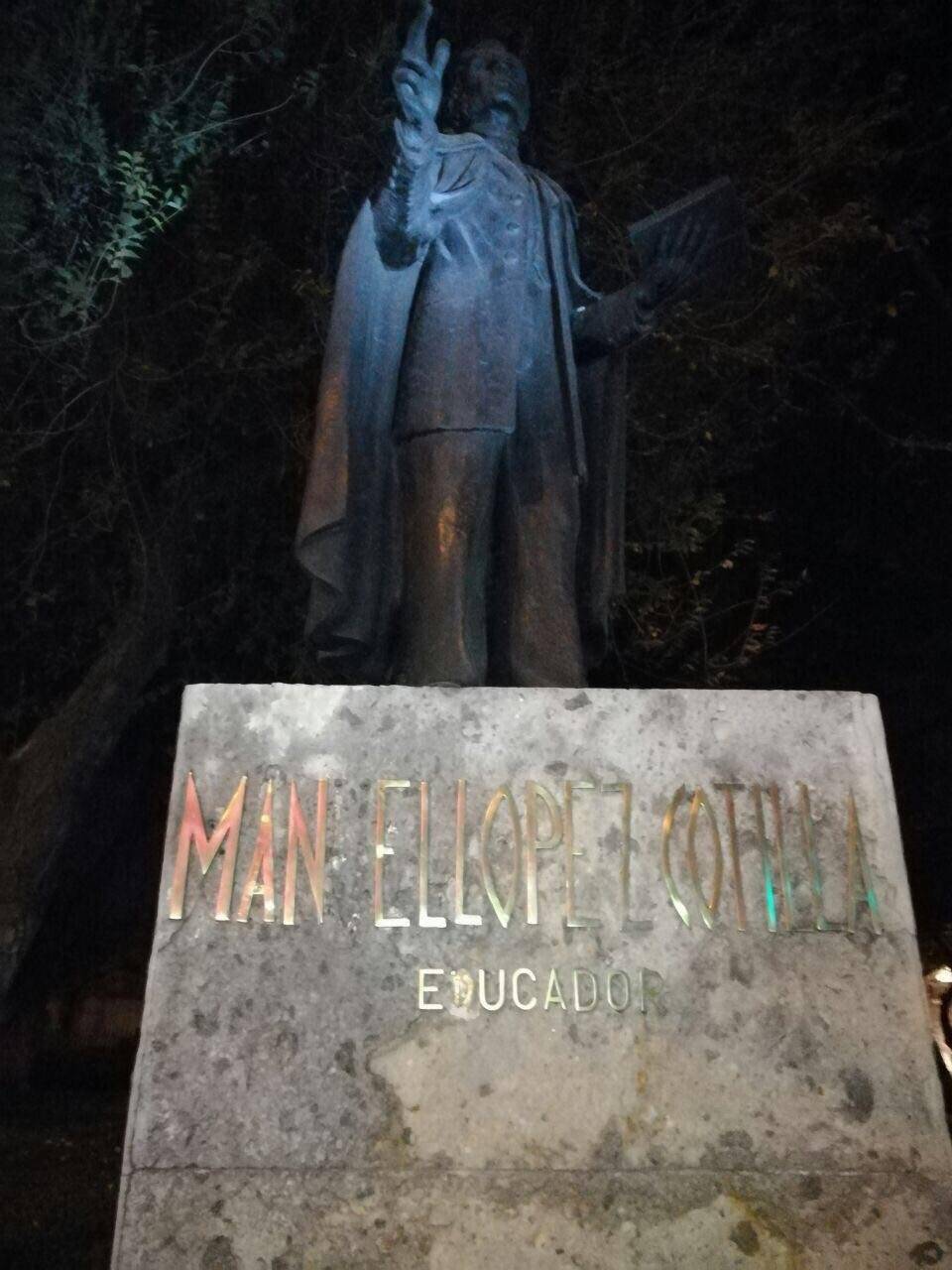 Detienen a dos robándose las letras doradas de la Rotonda