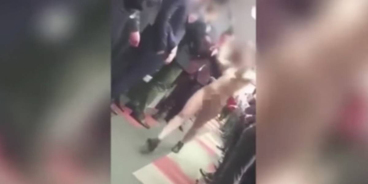 Esta mujer desfiló completamente desnuda, por petición de su jefe — EN VIDEO Esta mujer desfiló completamente desnuda, por petición de su jefe — EN VIDEO