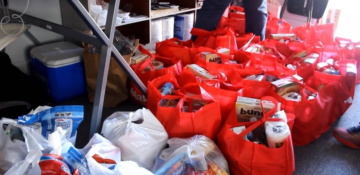 Entre las iniciativas, Coaí creó paquetes de cuidado que incluyen alimentos, agua, artículos de higiene personal y en algunos casos certificados para adquirir ropa. Foto: Suministrada