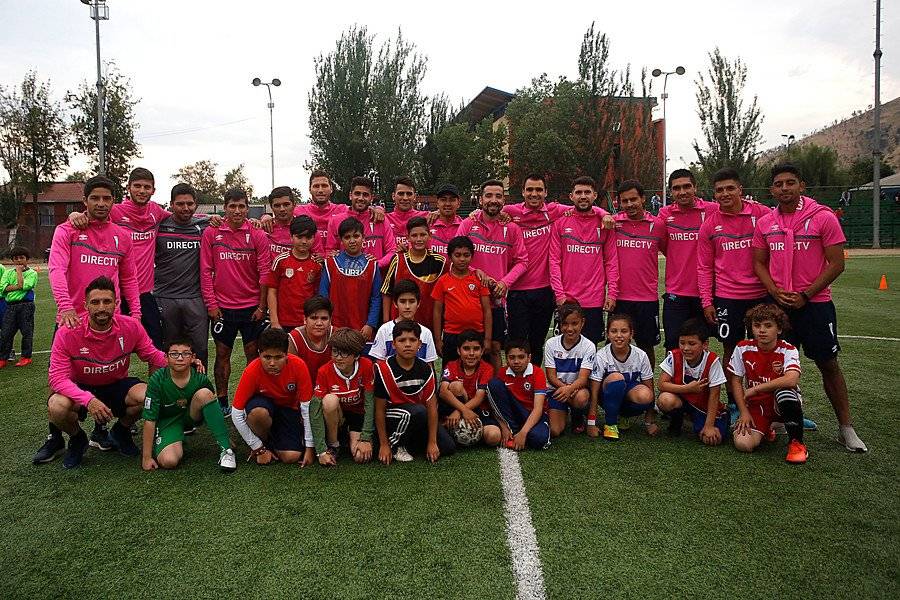 Casi la totalidad del plantel de la UC participó en la actividad en el estadio Municipal de Renca / Foto: Photosport