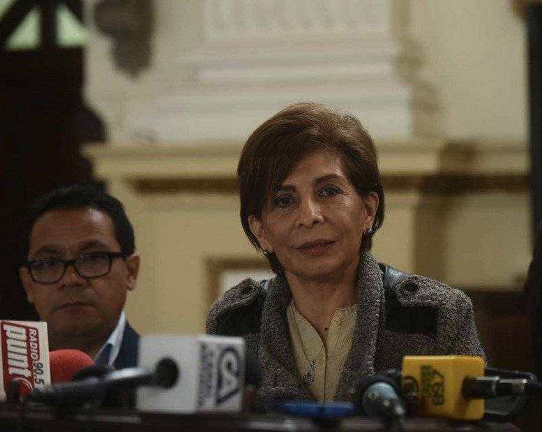 Los diputados Nineth Montenegro y Doriam Taracena entregan la propuesta.