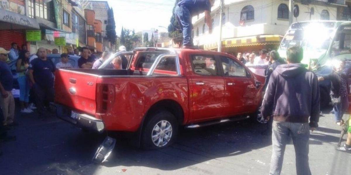 Automovilista embiste a padres de familia en Avenida Centenario