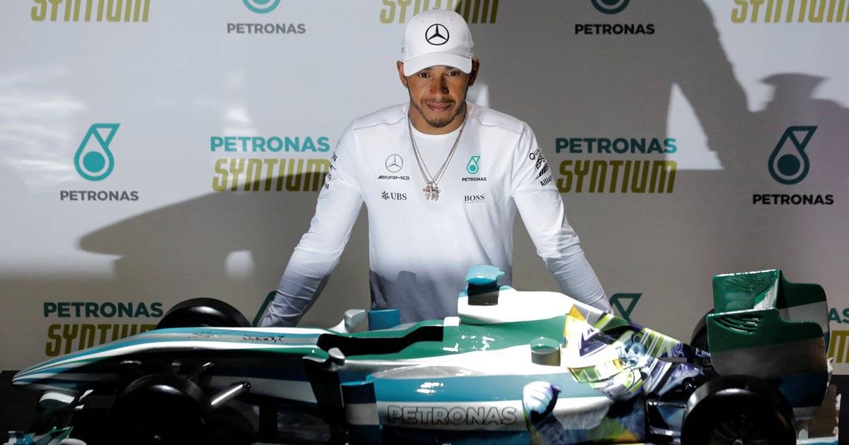 Hamilton recebe miniatura de um Fórmula 1