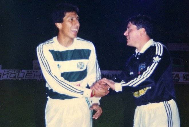 Álvaro Peña, con la camiseta de Temuco, saludando a Patricio Yáñez / Foto: Internet
