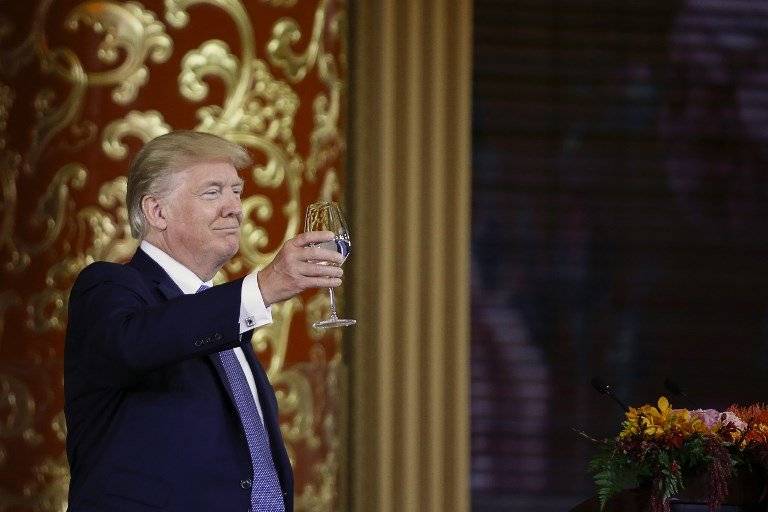 Donald Trump levantando una copa
