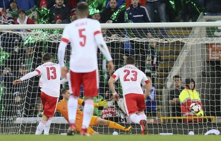 Ricardo Rodríguez cobrando un penal para Suiza