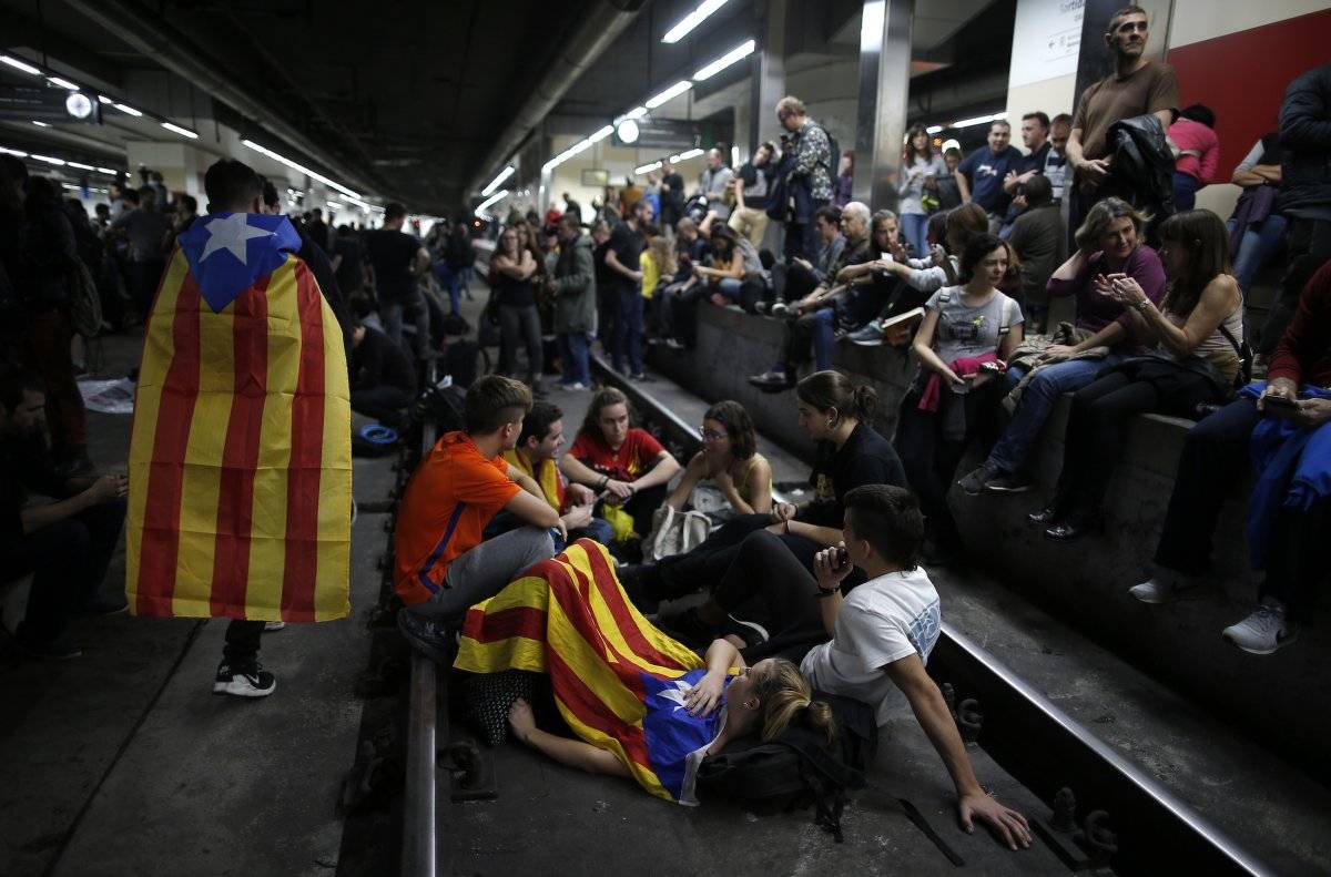 Los manifestantes con esteladas, o banderas catalanas independentistas, bloquean el AVE de alta velocidad en la estación de trenes de Sants durante la huelga general en Barcelona, España, el miércoles 8 de noviembre de 2017. Foto: AP