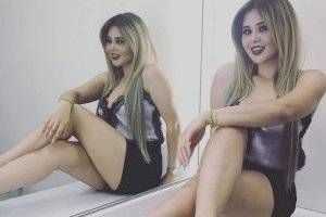 Le llueven críticas a Gomita por usar leggins transparentes
