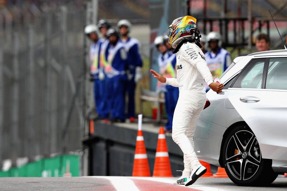 Hamilton teve que voltar de carona para o box