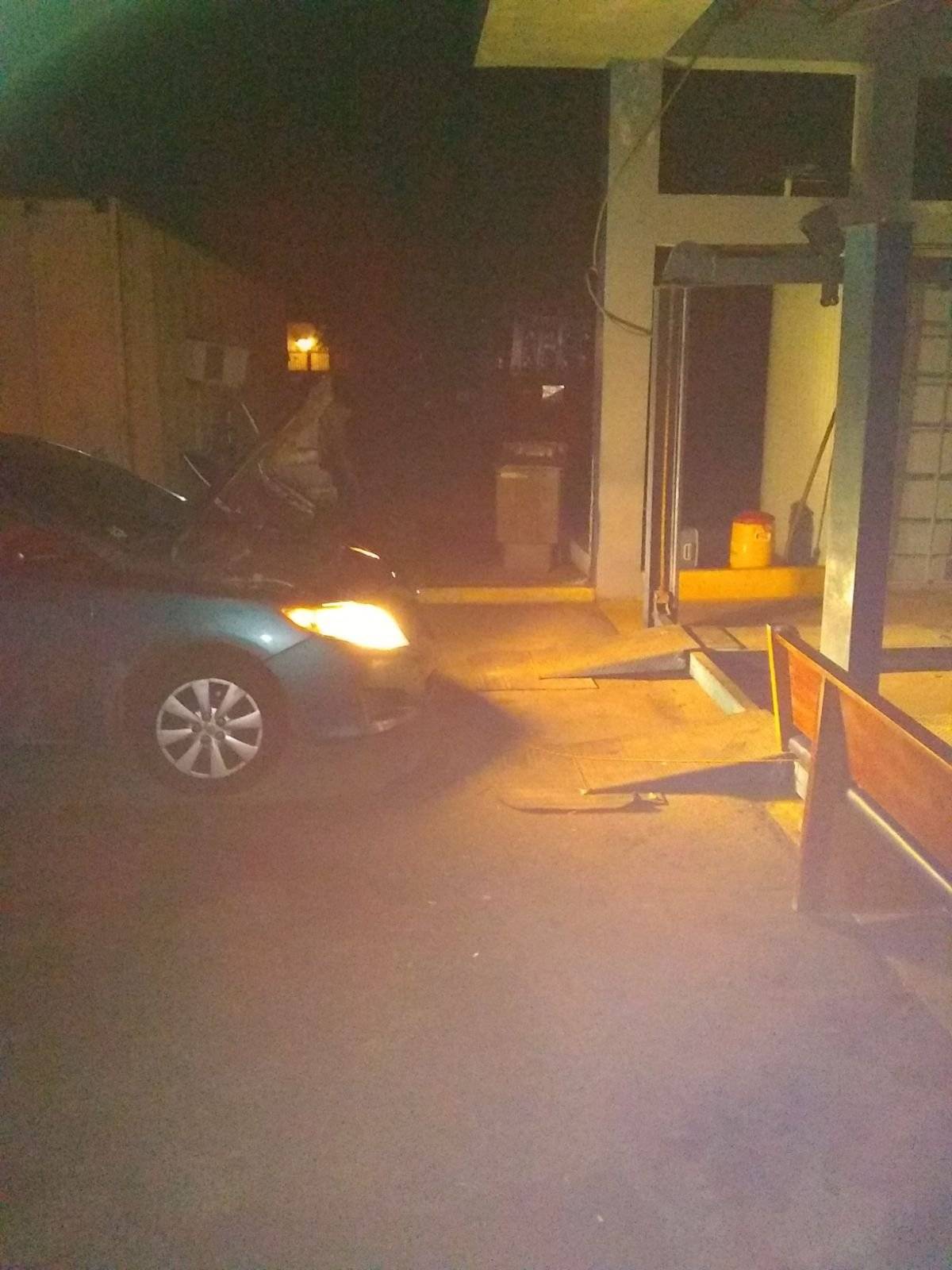 Así se alumbran un grupo de agentes de la policía estatal en un cuartel provisional de Caguas ante la falta de energía eléctrica.