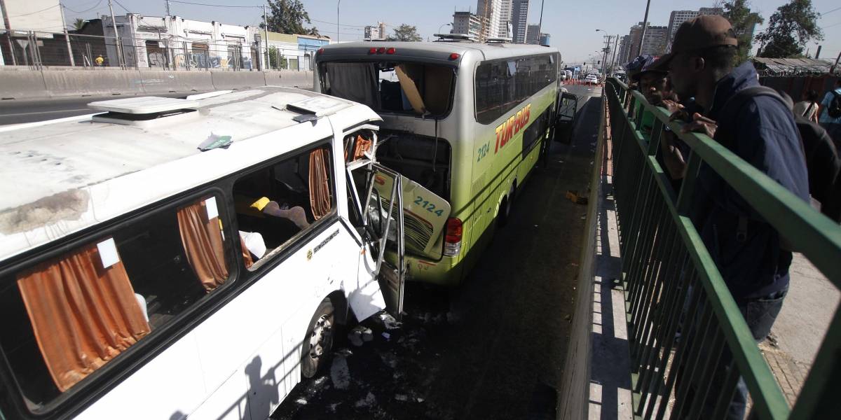 Tres personas resultaron fallecidas en colisión de dos buses en Ruta 5 Tres personas resultaron fallecidas en colisión de dos buses en Ruta 5